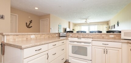 230 Oak St, Unit 13 Good Vibes on River in South Haven, MI - Building Photo - Building Photo