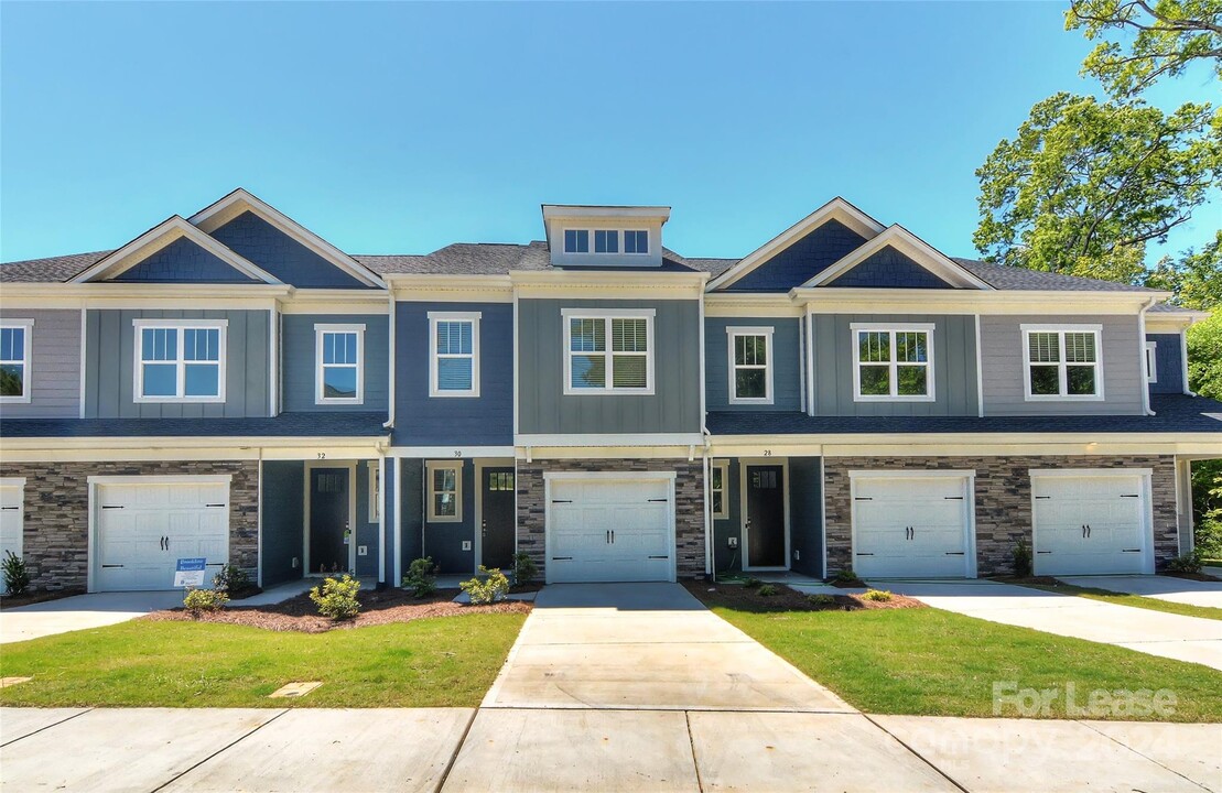 30 Woodsdale Pl SE in Concord, NC - Foto de edificio