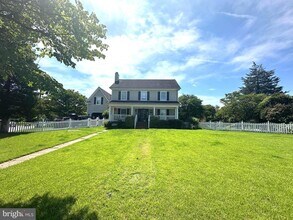 7009 Hickory Hill Rd in Falls Church, VA - Foto de edificio - Building Photo