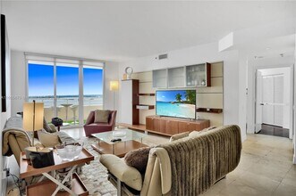 808 Brickell Key Dr, Unit 2506 in Miami, FL - Foto de edificio - Building Photo