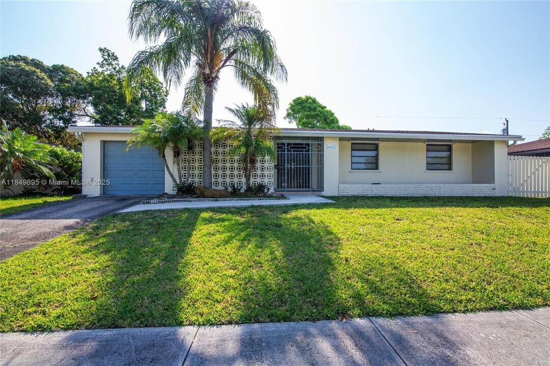 16221 SW 102nd Ave in Miami, FL - Building Photo