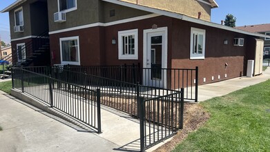 Villa De La Rosa in Highland, CA - Foto de edificio - Building Photo