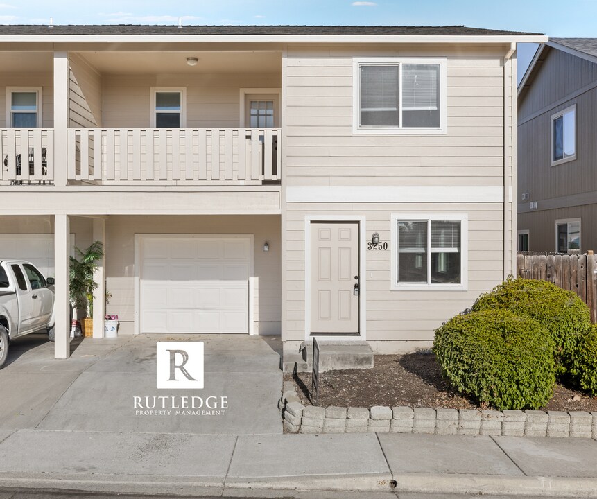 3242 Library Ave in White City, OR - Building Photo