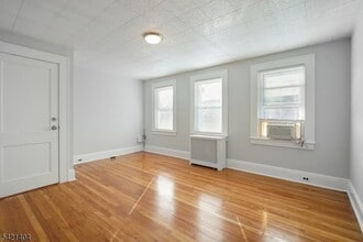 23 Meeker Pl in Millburn, NJ - Building Photo - Building Photo