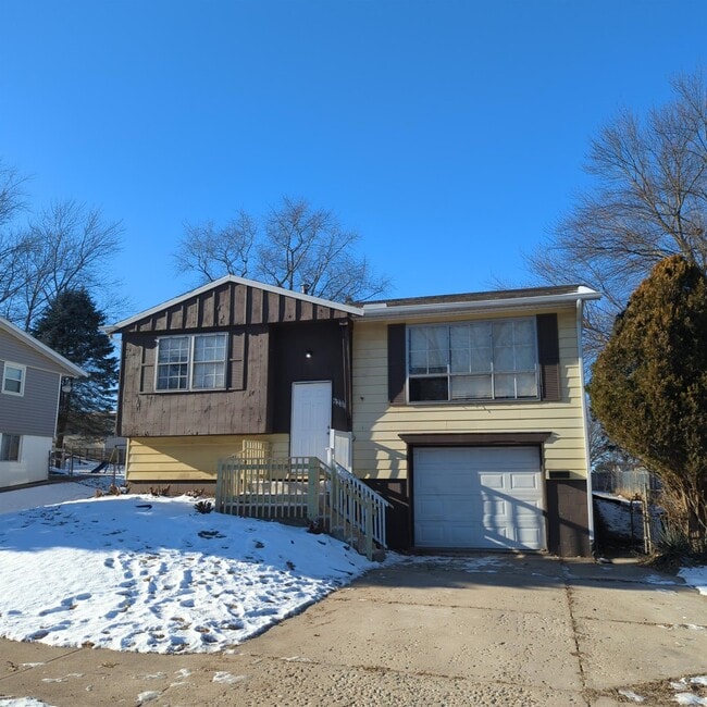 property at 6205 N Devonshire Dr