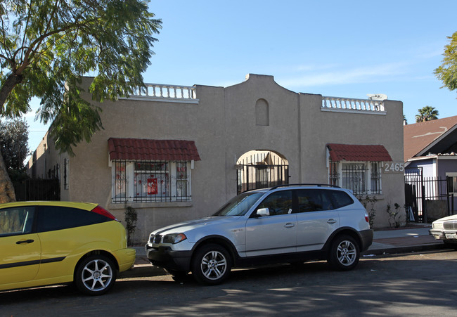 2465 Pasadena Ave in Long Beach, CA - Foto de edificio - Building Photo