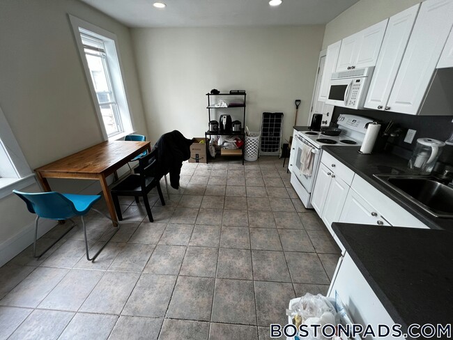 512 Cambridge St, Unit 4 in Boston, MA - Building Photo - Building Photo