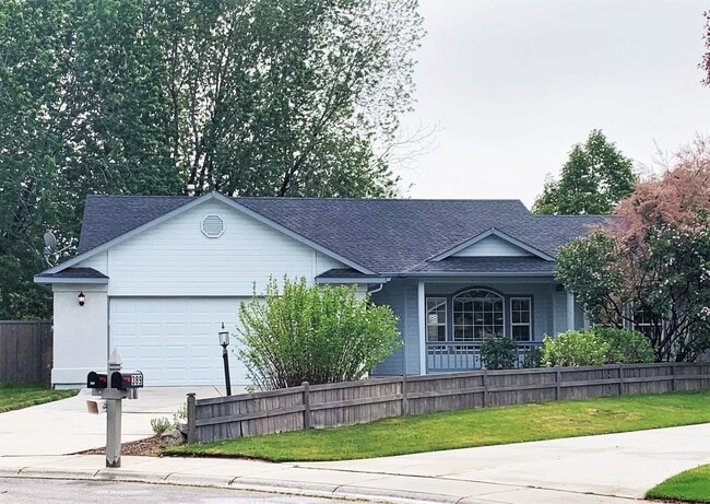 332 S Cobblestone Way in Eagle, ID - Building Photo - Building Photo