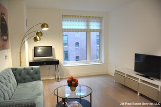 100 Lovejoy Wharf, Unit 6M in Boston, MA - Building Photo - Building Photo