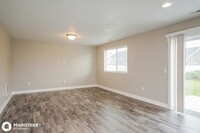 3562 Bridgeview Ln in Syracuse, UT - Foto de edificio - Building Photo