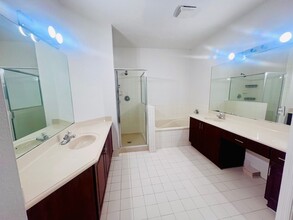 8394 NW 113th Path in Doral, FL - Building Photo - Building Photo