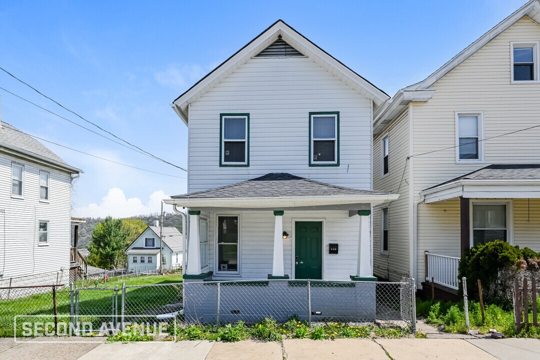 832 Crest Ave in Charleroi, PA - Building Photo