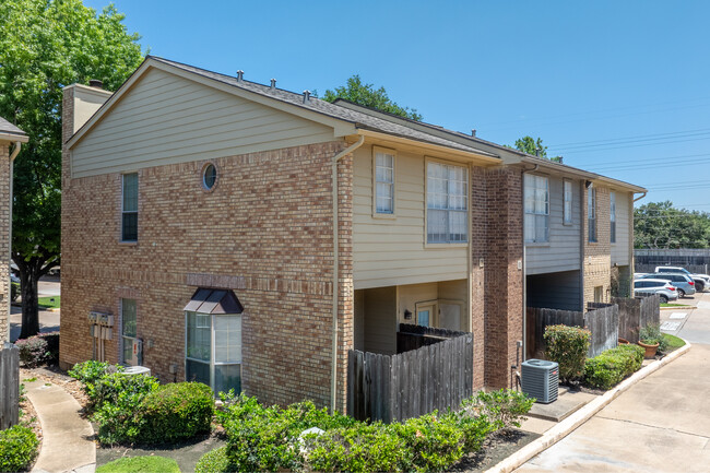 Lynbrook Manor Condominiums in Houston, TX - Building Photo - Building Photo