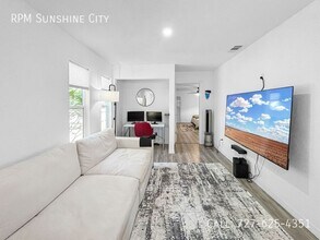 908 E Cayuga St in Tampa, FL - Foto de edificio - Building Photo