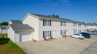 The Ridge Apartments & Townhomes in Charleston, WV - Foto de edificio - Building Photo