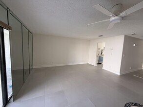 4538 NW 90th Ave in Sunrise, FL - Foto de edificio - Building Photo