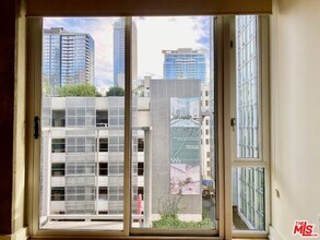 645 W 9th St in Los Angeles, CA - Building Photo - Building Photo