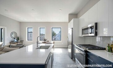 656 Saratoga St in Boston, MA - Building Photo - Building Photo