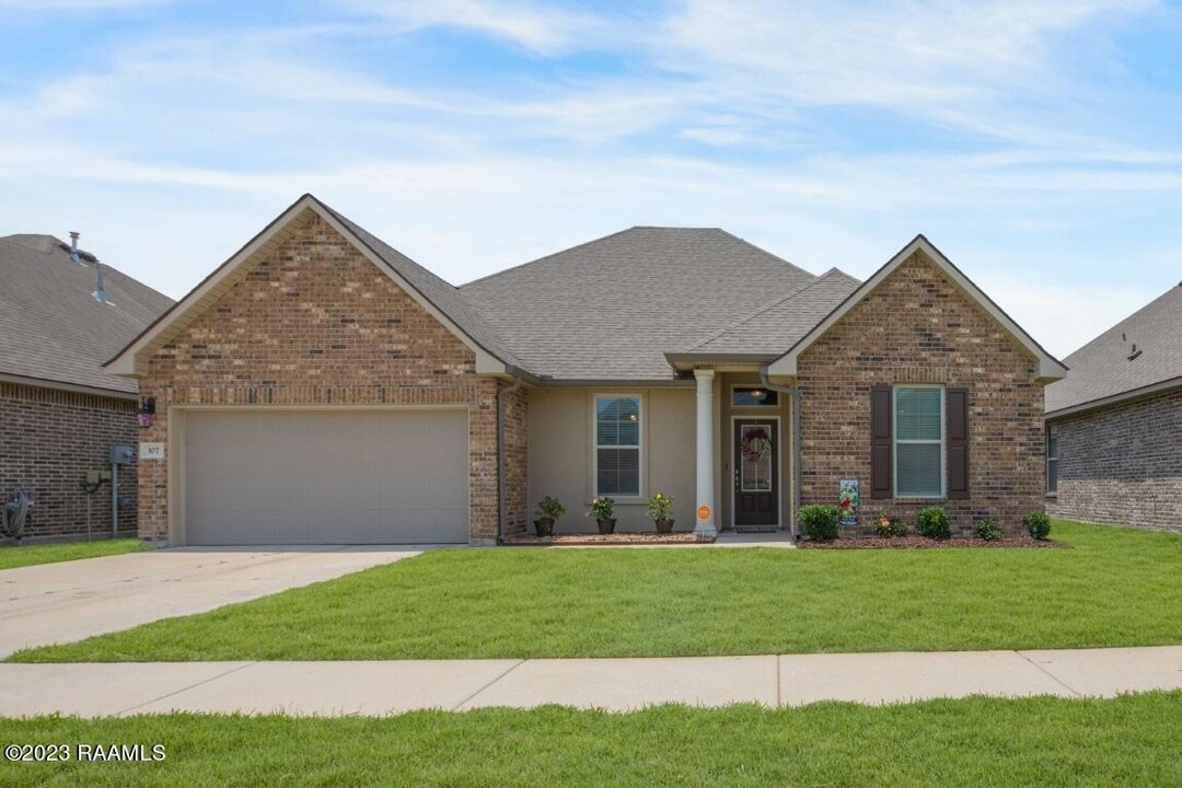 107 Bottes Ave in Youngsville, LA - Foto de edificio