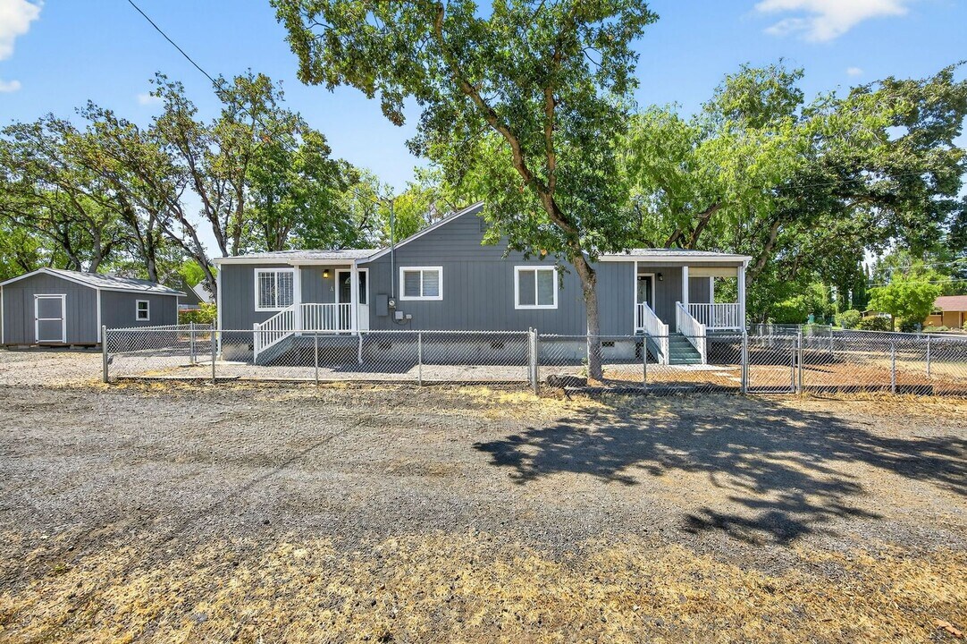 225 Wilson Rd in Central Point, OR - Building Photo