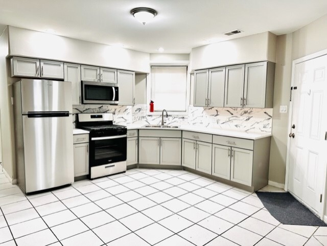 1425 N Washtenaw Ave in Chicago, IL - Building Photo - Building Photo
