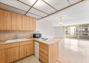 1300 Midvale Ave, Unit 409 in Los Angeles, CA - Foto de edificio - Building Photo