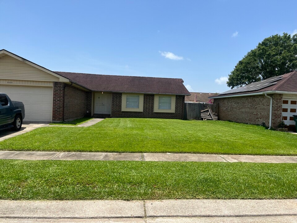2436 Tattersall Dr in Harvey, LA - Building Photo
