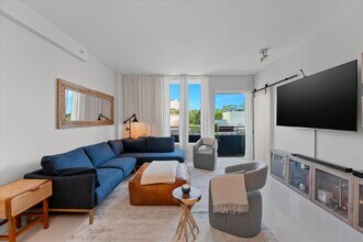 3250 Grand Ave, Unit 301 in Miami, FL - Building Photo - Building Photo