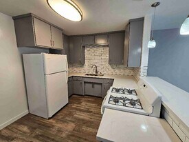 1037 W 12th St in Los Angeles, CA - Building Photo