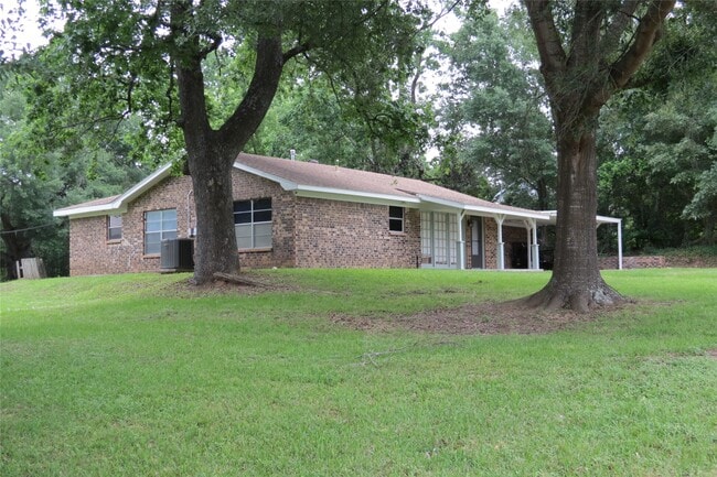 3120 Montgomery Rd in Huntsville, TX - Building Photo - Building Photo