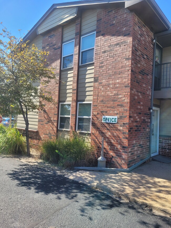 Pine Creek Apartments in Wichita, KS - Foto de edificio - Building Photo