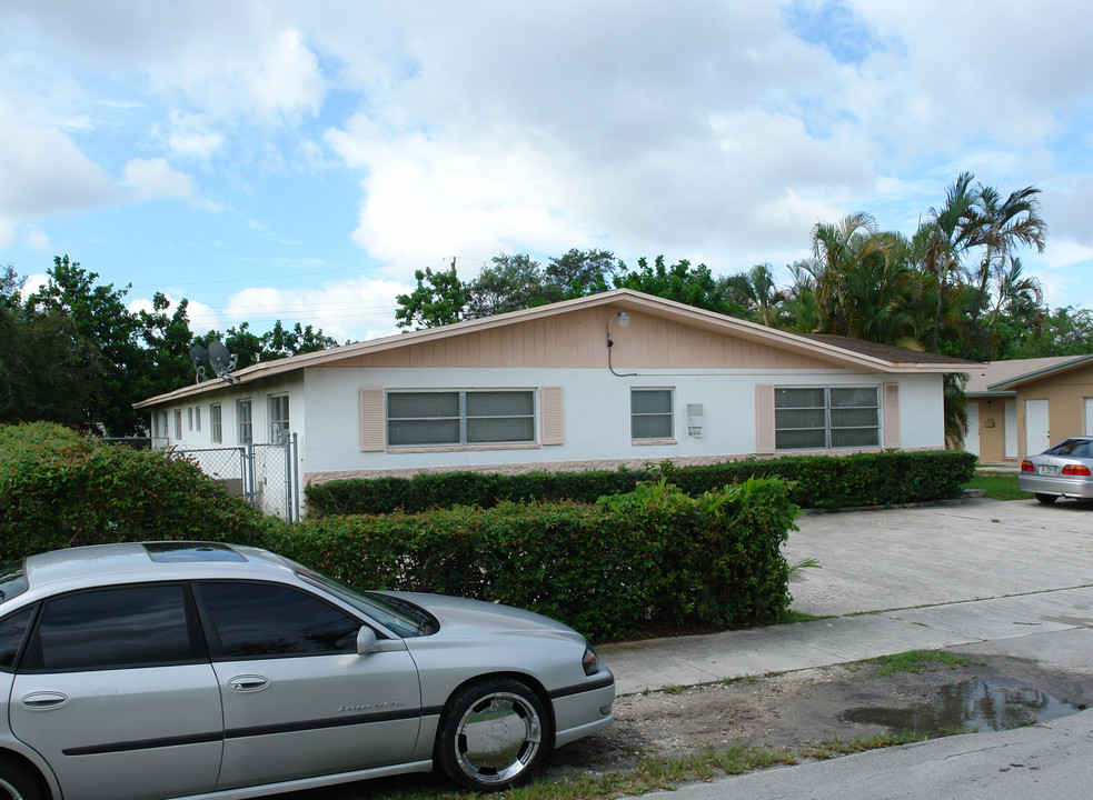 2420 NE 188th St in Miami, FL - Foto de edificio