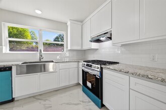 10603 Highland Woods Dr in Sugar Land, TX - Building Photo - Building Photo