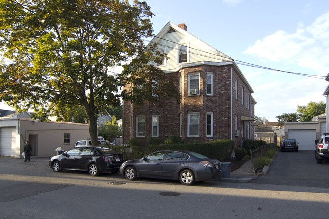 12 McKenn St in Waltham, MA - Foto de edificio - Building Photo