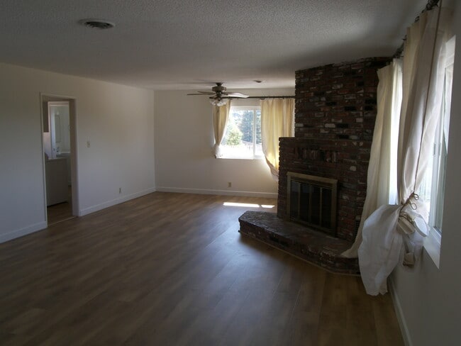130 Chisholm Trail in Thousand Oaks, CA - Building Photo - Building Photo