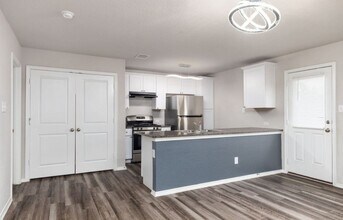 5910 Lady Ln in San Antonio, TX - Foto de edificio - Building Photo