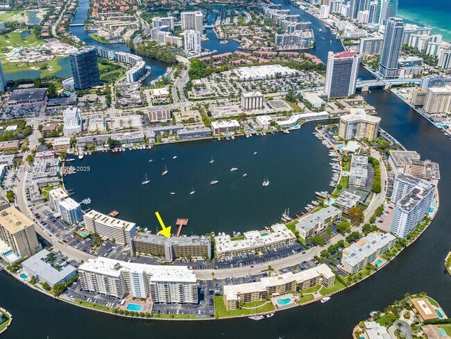 400 Golden Isles Dr in Hallandale Beach, FL - Building Photo - Building Photo