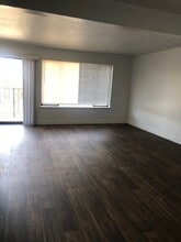 13011 12th Ave SW, Unit 13011-12th Ave. SW. S304 in Burien, WA - Foto de edificio - Building Photo