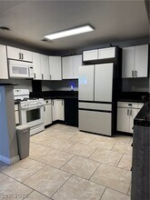 608 Greenhurst Rd in Las Vegas, NV - Building Photo - Building Photo