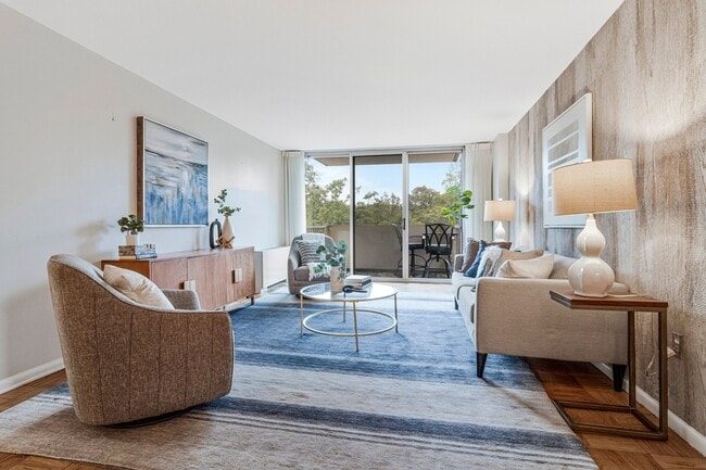 2939 Van Ness St NW in Washington, DC - Foto de edificio - Building Photo