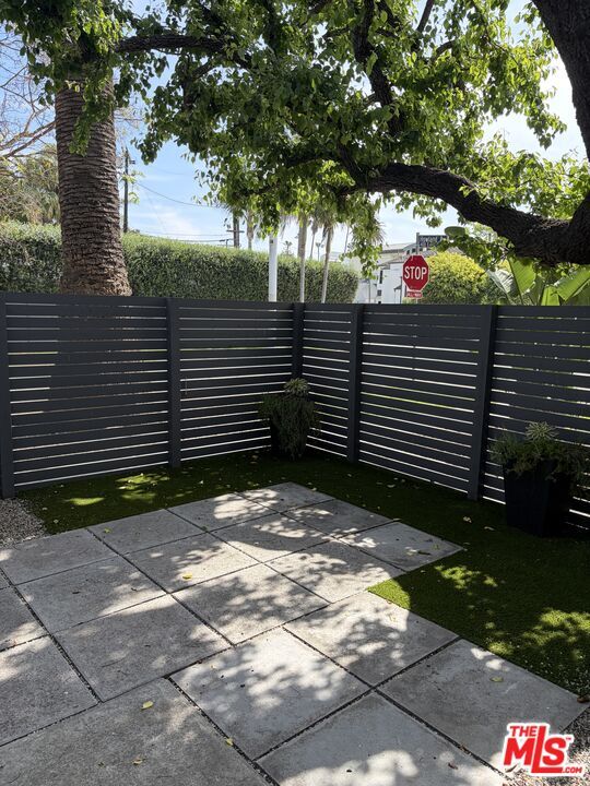 2425 Ocean Ave in Los Angeles, CA - Building Photo - Building Photo