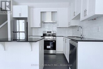 381 Les Emmerson Dr in Ottawa, ON - Building Photo - Building Photo