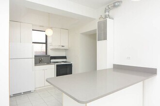 529 N Claremont Ave, Unit J05P in Chicago, IL - Foto de edificio - Building Photo