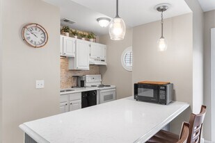 2124 Old Pond Ln in Norwich, CT - Building Photo