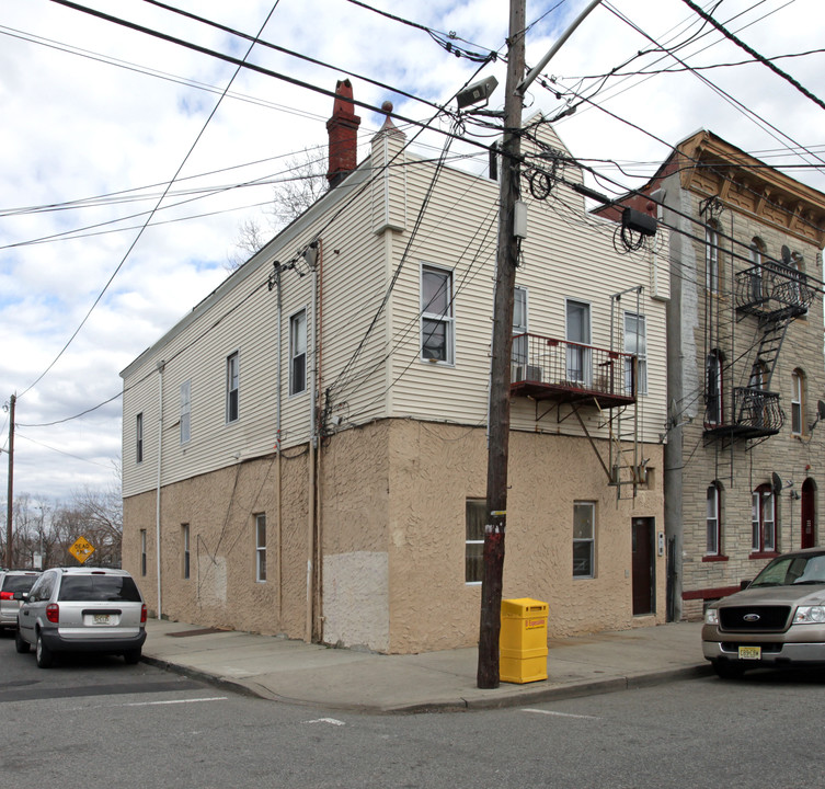 158 3rd St in Passaic, NJ - Building Photo