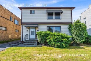 9318 Garfield Blvd in Garfield Heights, OH - Building Photo
