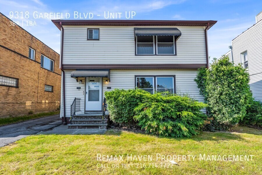 9318 Garfield Blvd in Garfield Heights, OH - Foto de edificio