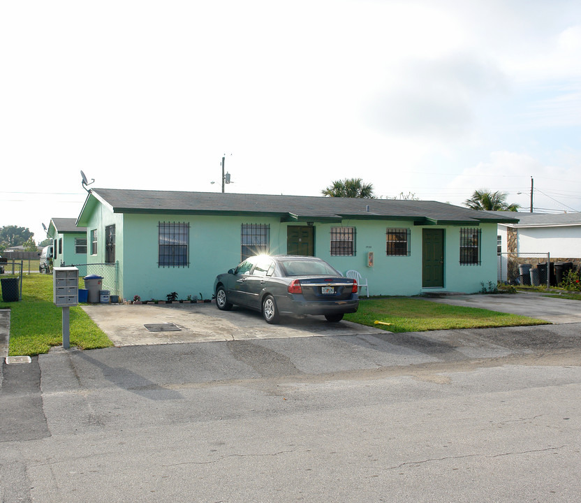 1940 SW 44th Ave in Fort Lauderdale, FL - Building Photo