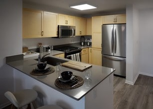 1724 Highland in Hollywood, CA - Foto de edificio - Building Photo