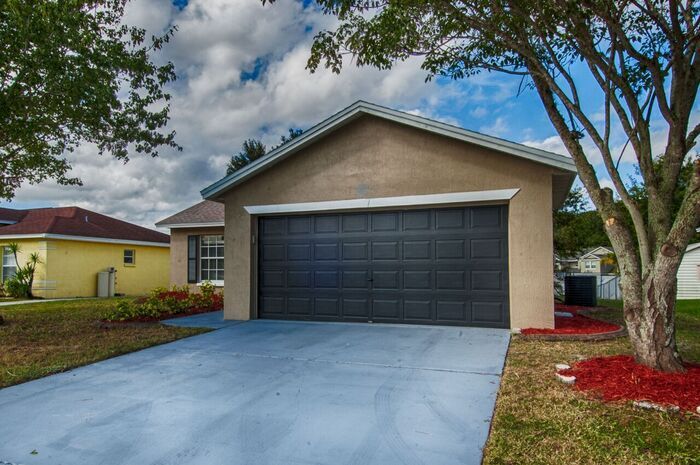 6553 Shepherd Oaks St in Lakeland, FL - Building Photo